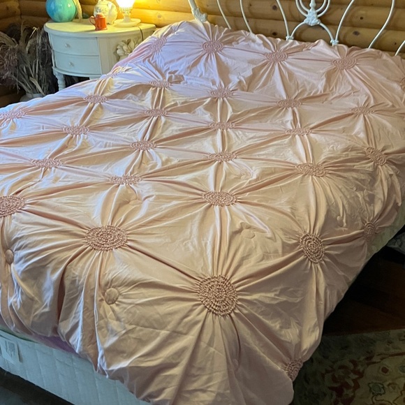 Queen pink puffer quilt bedspread with floral smocking 88 x 74 Full - Picture 5 of 8